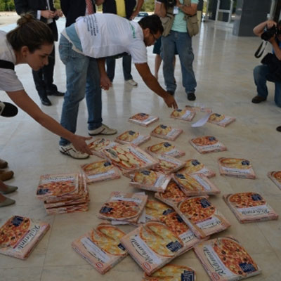 Manifestantes deixam pizzas no STF em protesto contra julgamento
