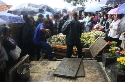 Menina de nove anos assassinada em Curitiba  enterrada