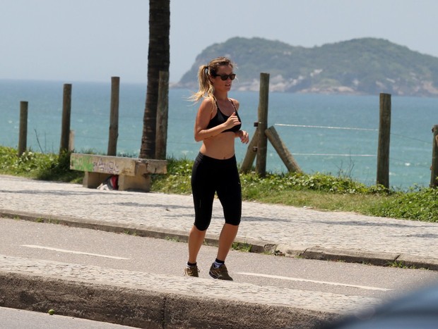 De barriga de fora, Juliana Didone se exercita na orla da Barra da Tijuca