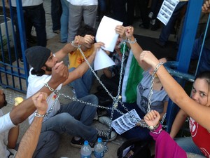 Protesto com pizza e acorrentados pede sada de secretrio de Campinas
