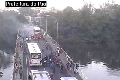 nibus pega fogo na Estrada da Barra da Tijuca, no Itanhang, Rio