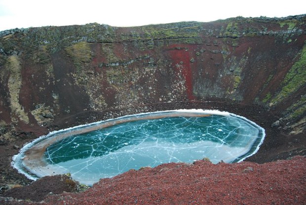 Usurio faz registro incrvel de lago congelado em cratera de vulco