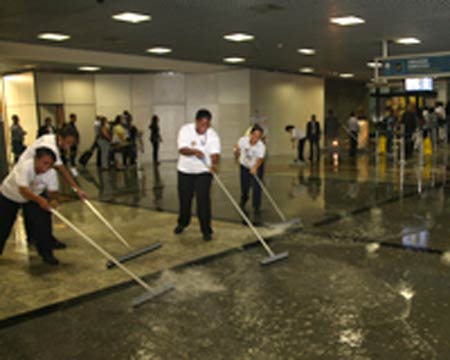 Chuva provoca alagamento no aeroporto de Salvador