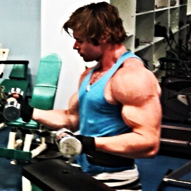 Thor Batista posta foto malhando e braos musculosos surpreendem