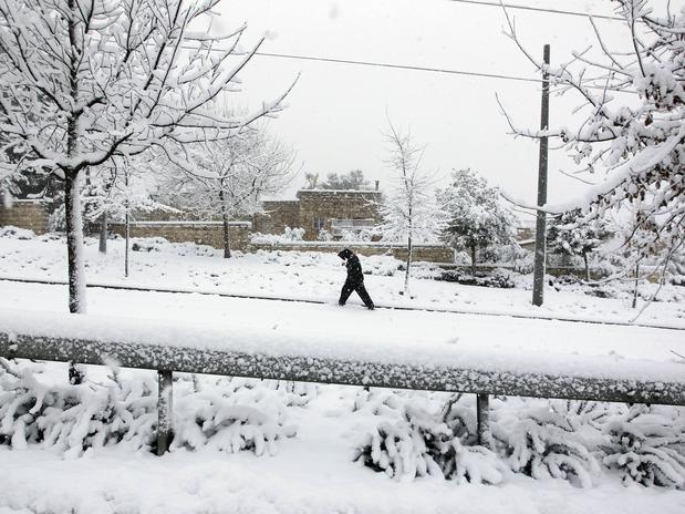 Rara tempestade de neve paralisa Jerusalm e norte de Israel