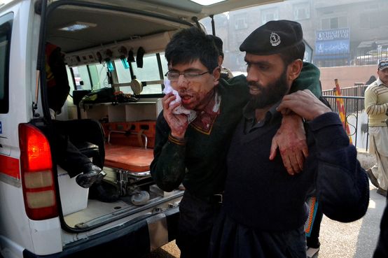 Ataque talib a escola mata 126 pessoas, a maioria, crianas