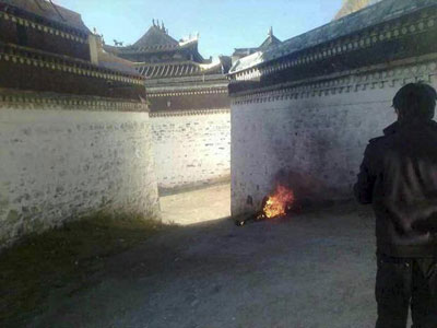 China condena dois tibetanos por estmulo  imolao  