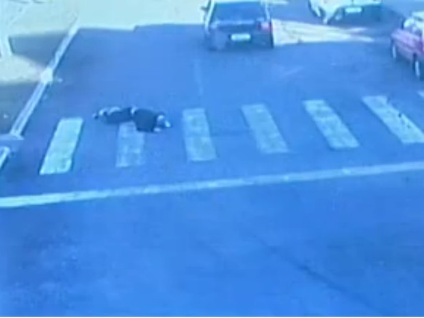 Motorista atropela homem em faixa de pedestre e no presta socorro