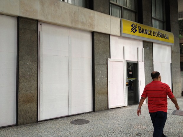 Bancos colocam tapumes e palcio do governo instala grades no Rio