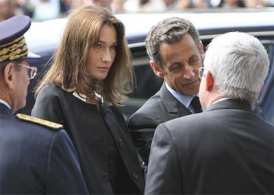 Sarkozy e Carla Bruni participam de homenagem s vtimas do voo 447