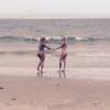 Ex-BBBs Clara e Vanessa posam de mos dadas na praia e fs c