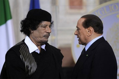 Berlusconi visita Muamar Kadhafi em sua tenda 