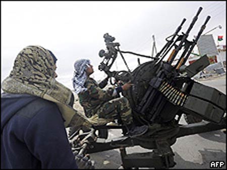 Foras do governo da Lbia avanam contra rebeldes em Brega