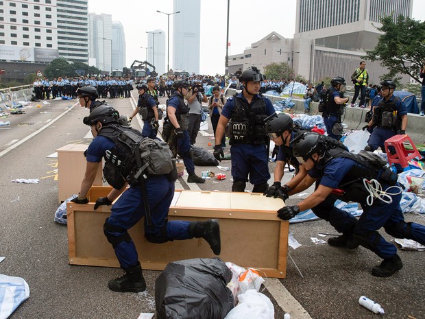 Hong Kong comea a desmantelar acampamentos pr-democracia