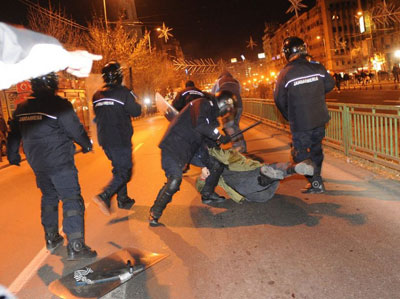 Jovens atiram pedra em polcia romena