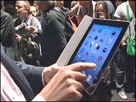Reprter testa o novo iPad da Apple