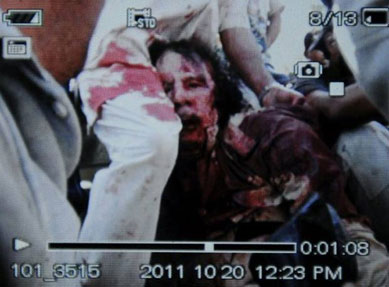 Agncia divulga imagem que seria de Kadhafi ferido
