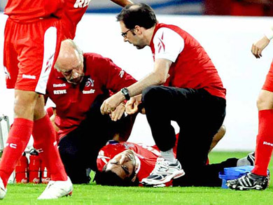 jogador desmaia campo durante partida do Campeonato Alemo.
