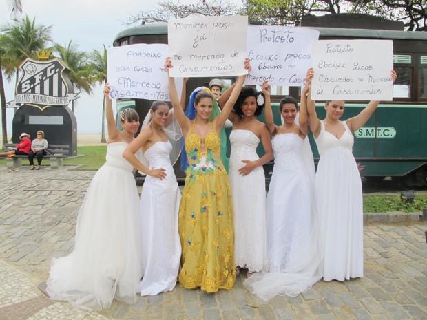 Noivas fazem protesto em Santos para baixar preos de casamentos