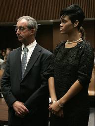 Rihanna no queria ordem de afastamento contra Brown, diz ad