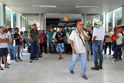 Camponesas ocupam Ministrio da Agricultura em protesto  