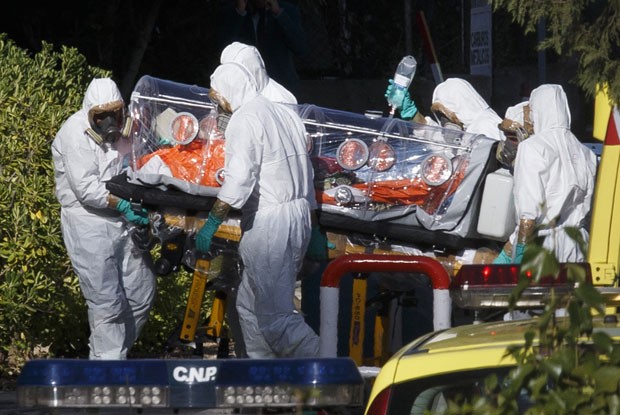 Missionrio espanhol infectado com ebola retorna a Madri