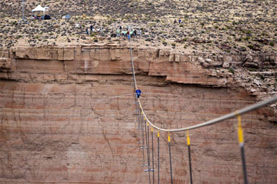 Homem cruza Grand Canyon a 450m de altura sem corda de segurana