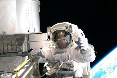 Astronautas do Discovery realizam segunda caminha espacial