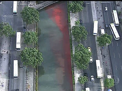 Mancha vermelha chama a ateno de quem passa por canal no Rio  