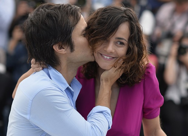 Alice Braga ganha beijinho de Gael Garcia Bernal em Cannes