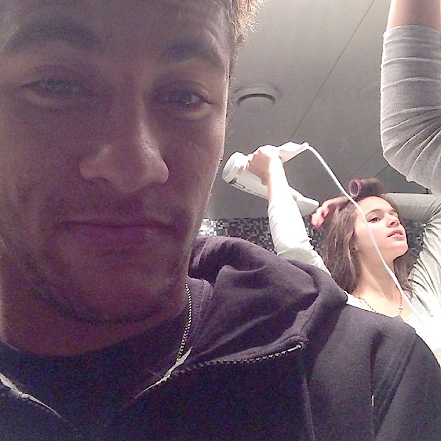 Neymar posta foto de Marquezine secando o cabelo e reclama: 