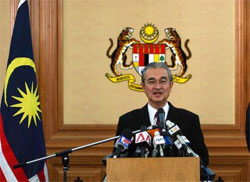 Premi malaio dissolve Parlamento e convoca eleies 
