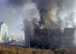 Bombeiros morrem em incndio na China