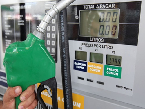 Brasileiros comeam a sentir o aumento da gasolina