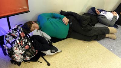 Grvida de 7 meses dorme no cho de aeroporto  espera do voo em NY