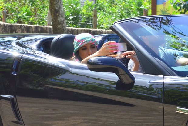 Dentro de carro, Anitta grava cenas de novo clipe em praia do Rio