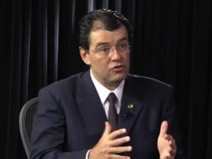 Ministro de Minas no acredita em aumento de energia de 40%