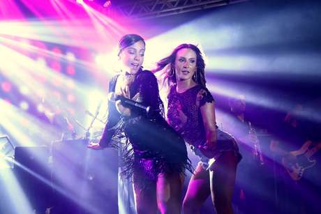 Claudia Leitte e Anitta rebolam muito em ensaio de Carnaval