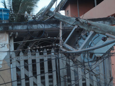 Poste cai em cima de casa em Maratazes