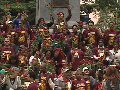 Catadores de papis distribuem flores em manifestao na capital