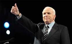 McCain  muito mais intervencionista que Bush, diz bigrafo