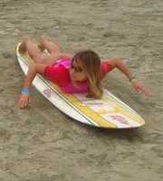 Guiness: Sabrina Sato aprende a surfar
