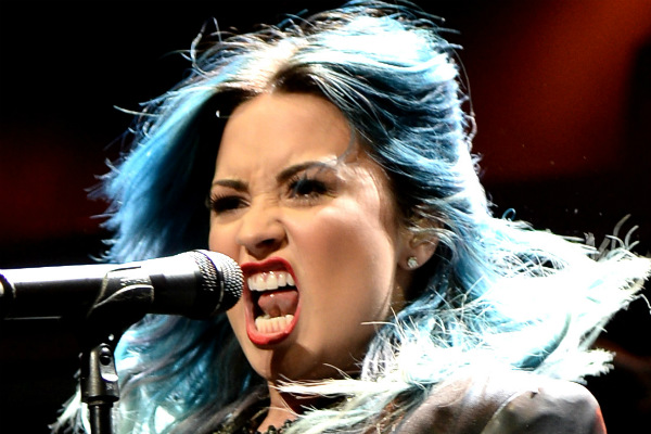 Demi Lovato fica furiosa aps brincadeira de mau gosto da produo de X Factor
