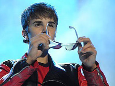 Justin Bieber desmaia aps colidir com parede de vidro durante show