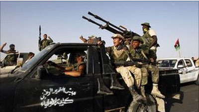 Combatentes voltam a atacar cidade sitiada sob poder de Khadafi