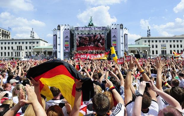 Centenas de milhares de torcedores recepcionam campees em Berlim