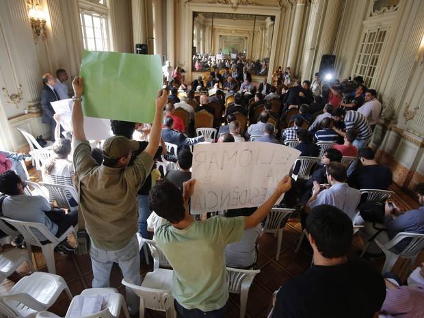 Tumulto marca primeira reunio da CPI dos nibus no Centro do Rio