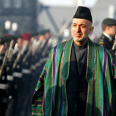 Um dia aps posse de Karzai, atentado mata 16 pessoas no Afe