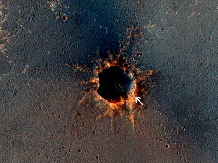 Sonda da Nasa faz foto de jipe-rob prximo a cratera em Marte