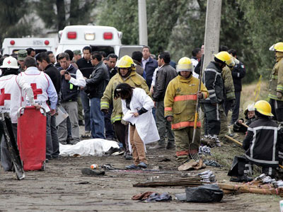 Exploso em veculo que levava fogos mata mais de 10 pessoas no Mxico  
